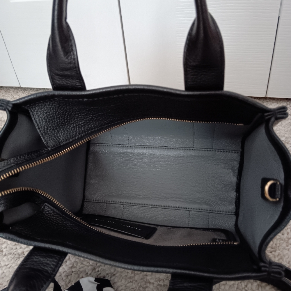 Just Showing ❤️ Marc Jacobs Small Black Leather "The Tote" Bag - Picture 9 of 16